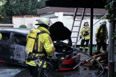 Nuertingen: Pkw-Brand greift auf Carport ueber und sorgt fuer Feuerwehreinsatz